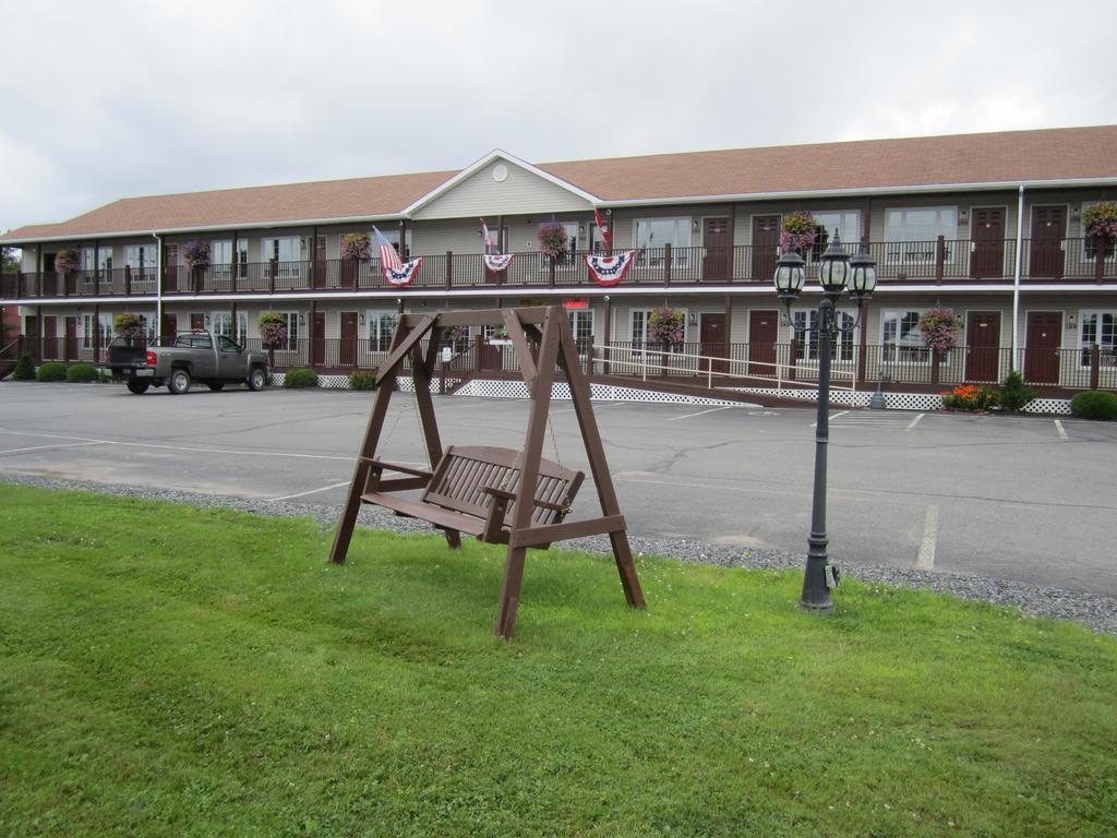 Bishops Country Inn Motel Jackman Exterior photo